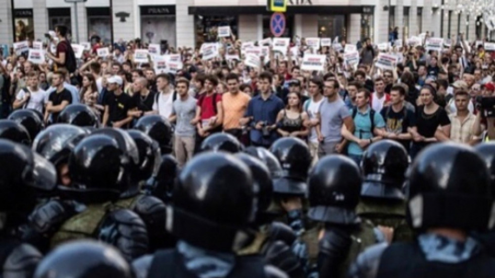 Евгений Коваленко получил 3,5 года за бросок урны на митинге