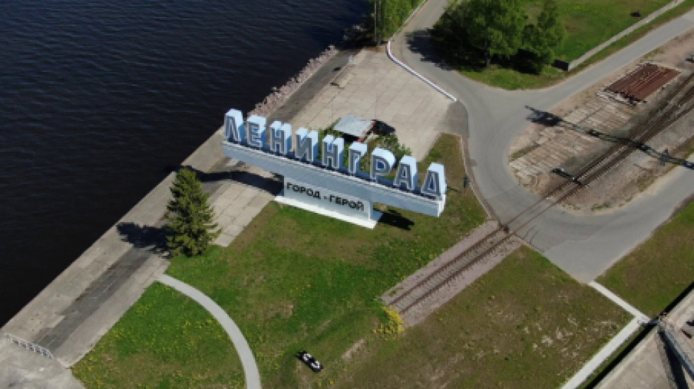 Идущие в Петербург корабли встречает обновленная стела «Ленинград»
