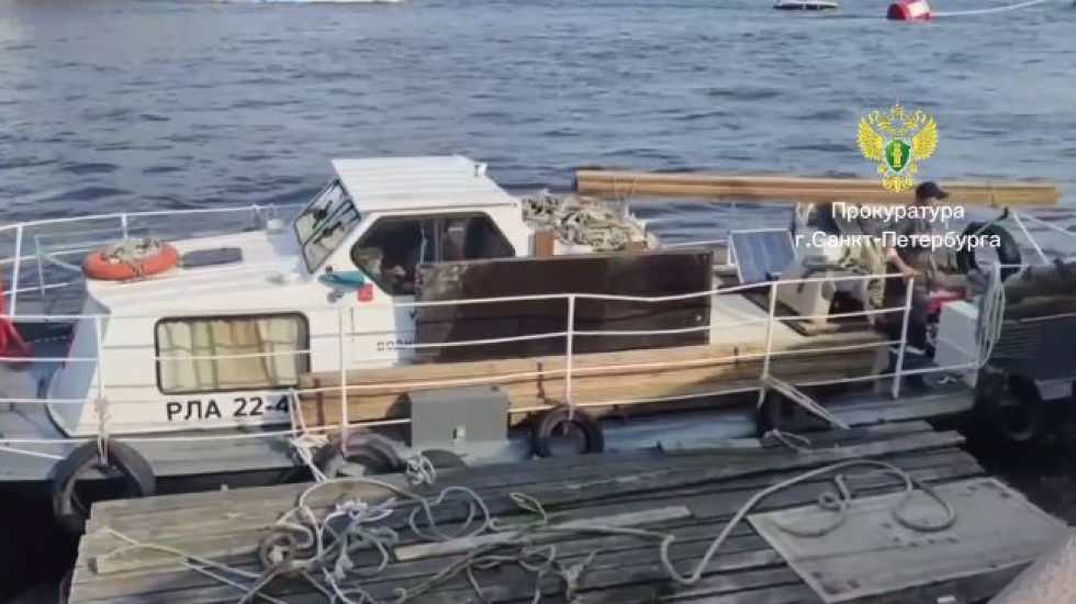 С Мойки убрали незаконные понтоны
