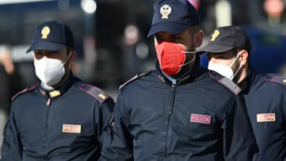 Итальянцы засмеяли полицейских за розовые маски