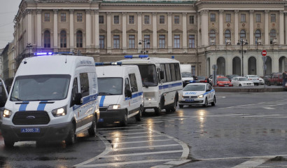 В Петербурге школьник попытался поджечь полицейские машины