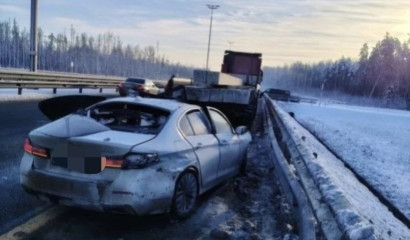 На трассе «Нева» BMW влетел под стоящий грузовик