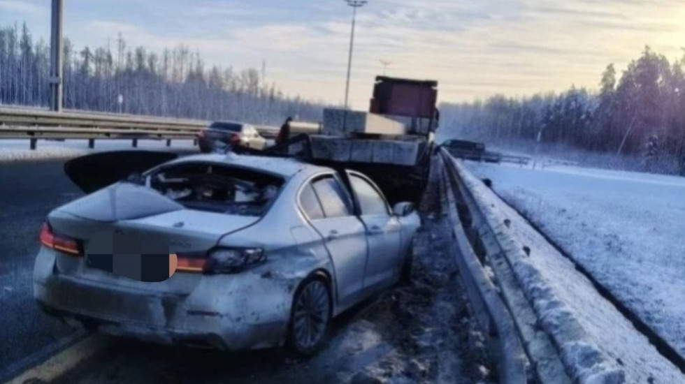 На трассе «Нева» BMW влетел под стоящий грузовик