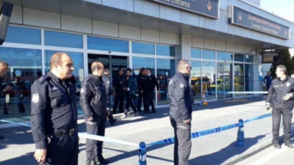 В аэропорту Турции произошла перестрелка между полицейскими