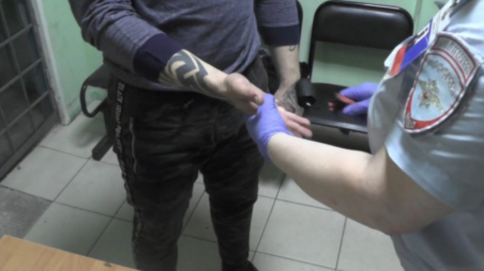 В Петербурге задержали хулигана, который кулаком выбил стекло в вагоне метро