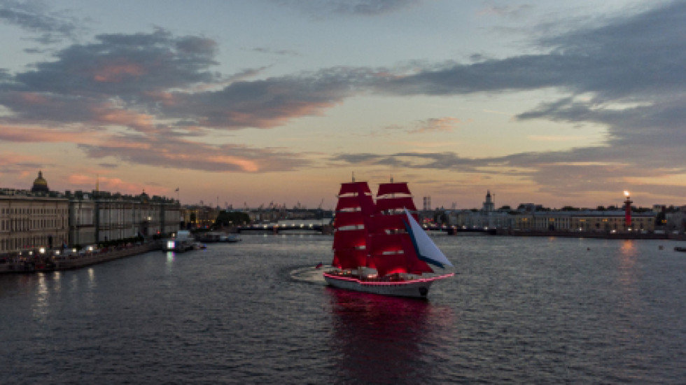 Петербург поднимает «Алые паруса»