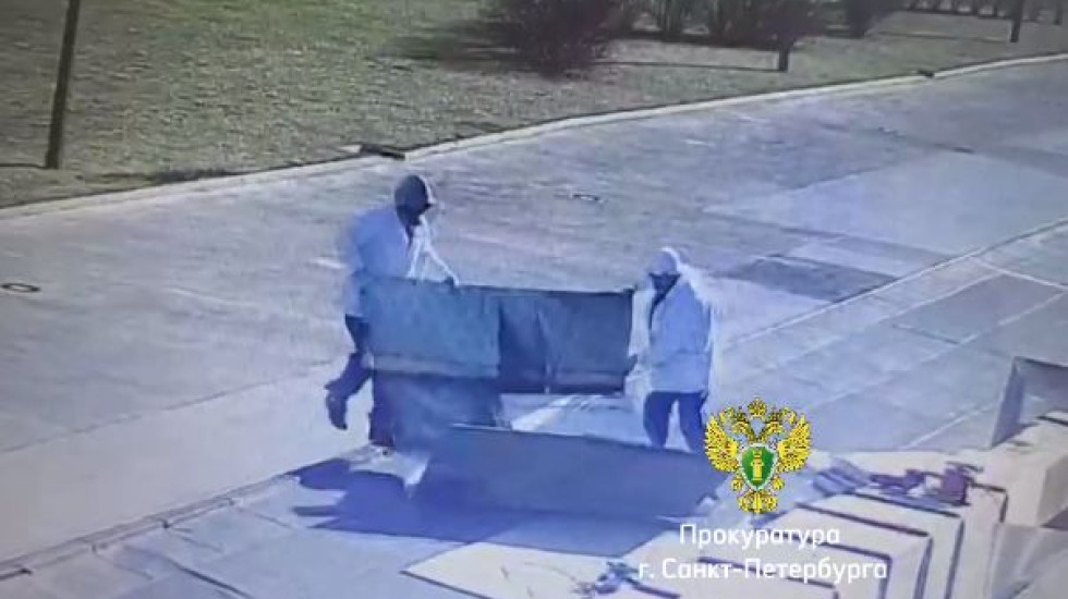 Монтажник рухнул с крыши завода в Красногвардейском районе: видео