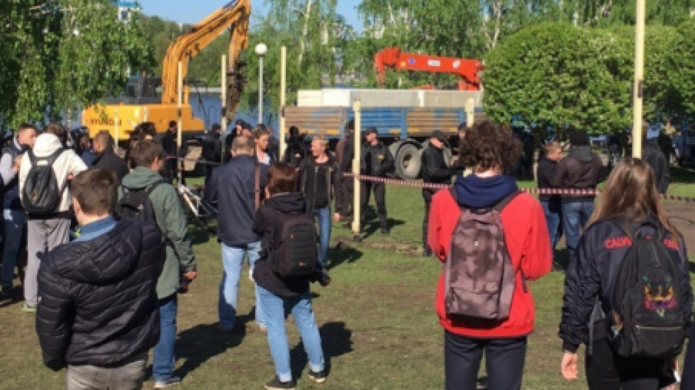 Петербурженка приковала себя к дереву в сквере Екатеринбурга