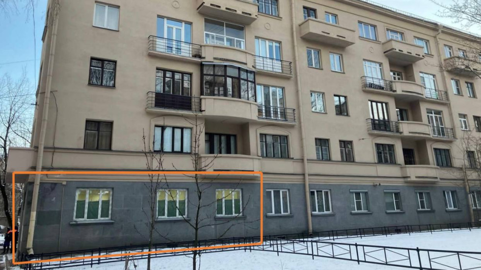 В доме-памятнике на севере Петербурга появились пластиковые окна