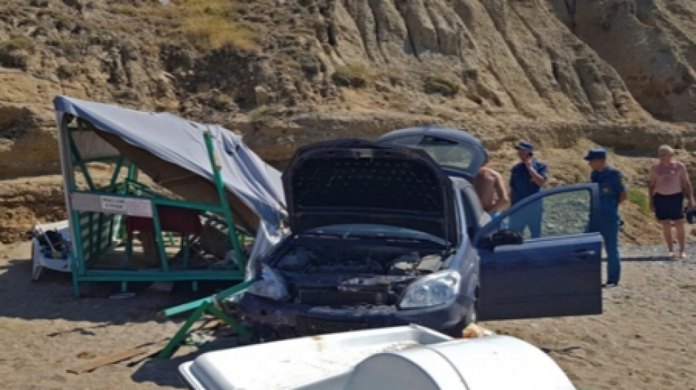В Судаке автомобиль сорвался с обрыва на пляжную палатку