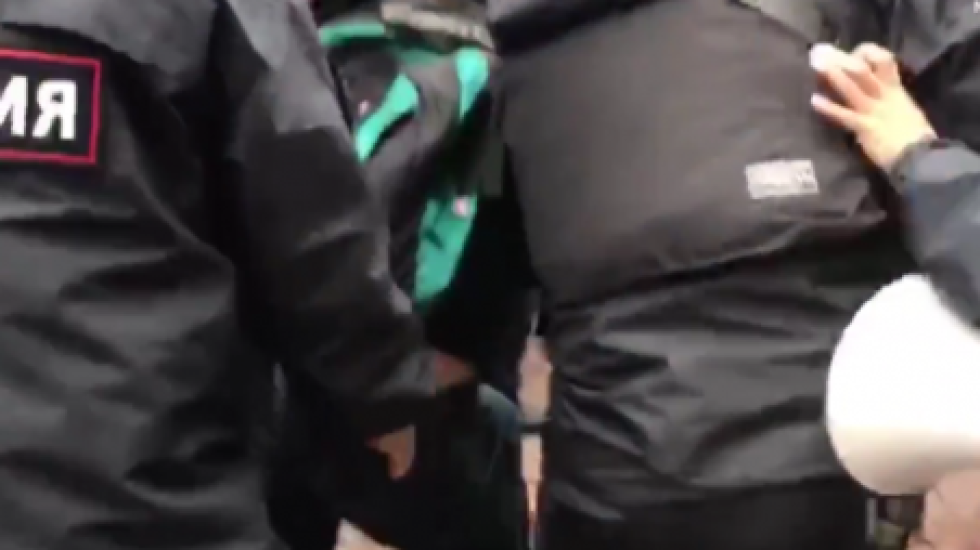 Полицейский сунул руку в карман участнику протеста