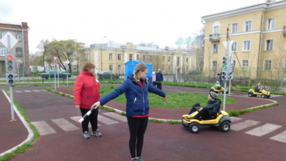 В Петербурге автомобиль сбил маленькую девочку на самокате