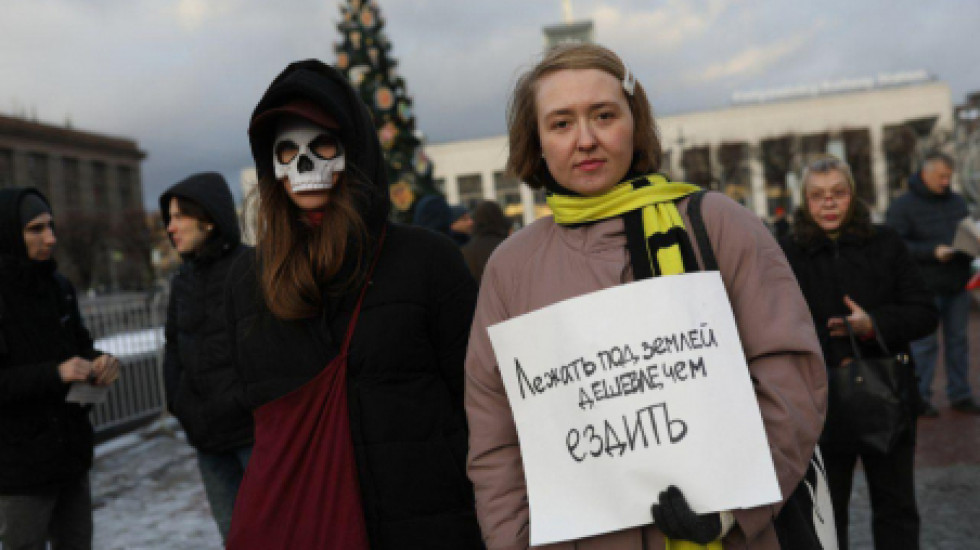 Недовольных проездными ценами петербуржцев власти карают крупным штрафом
