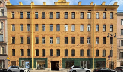На фасаде доходного дома Киселева появилась изумрудная плитка