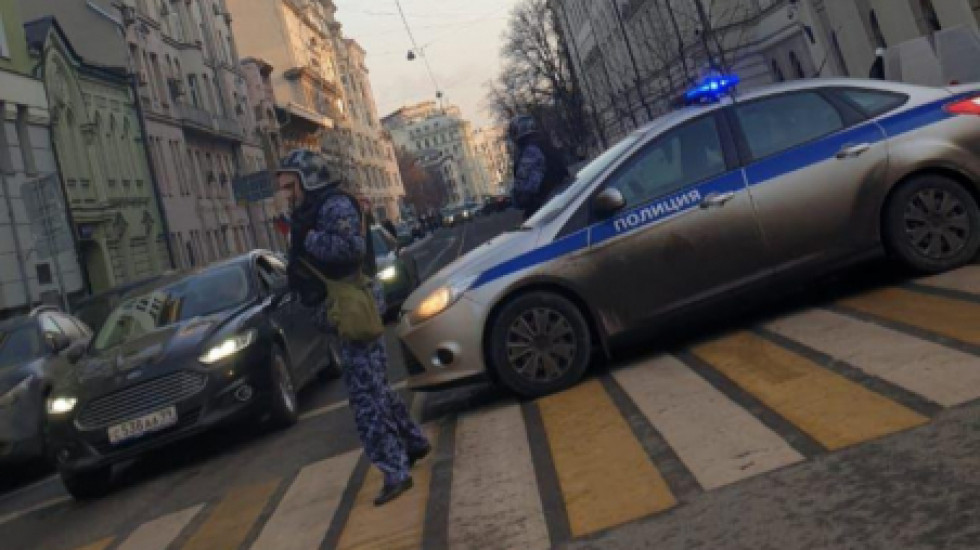 Впервые за дни террористических угроз эвакуируется Верховный суд РФ