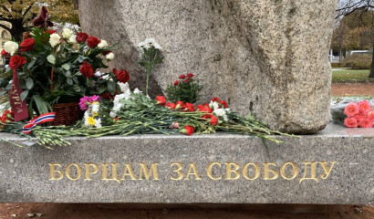 В Петербурге депутаты ЗакСа принесли цветы к Соловецкому камню