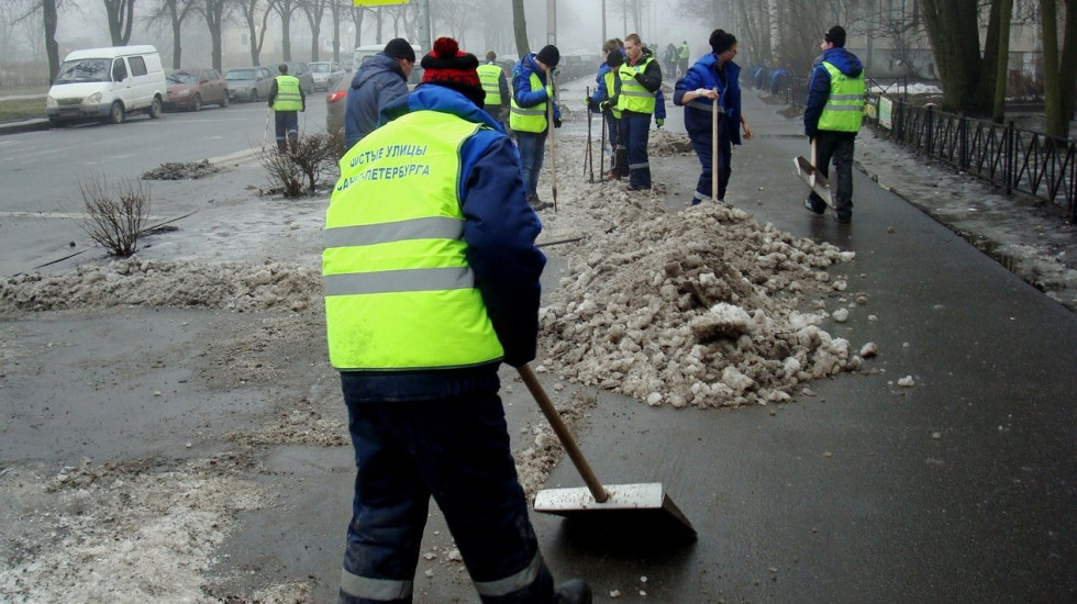 Петербургские власти бросят студентов на снегоуборку