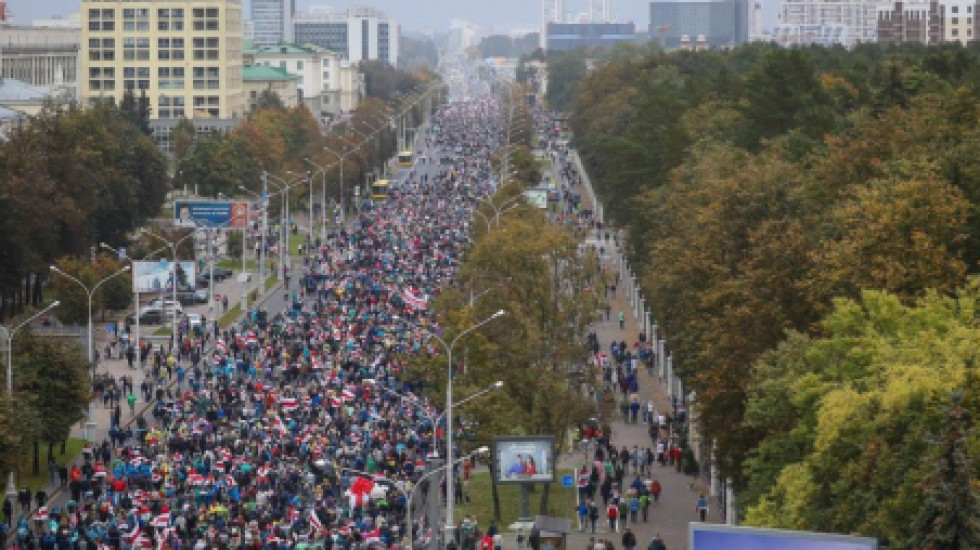 В Минске стотысячное шествие, в Гомеле гранаты и газ