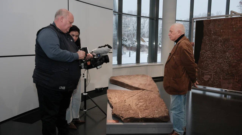 В Ленобласти отреставрирована древняя плита из Хакасии