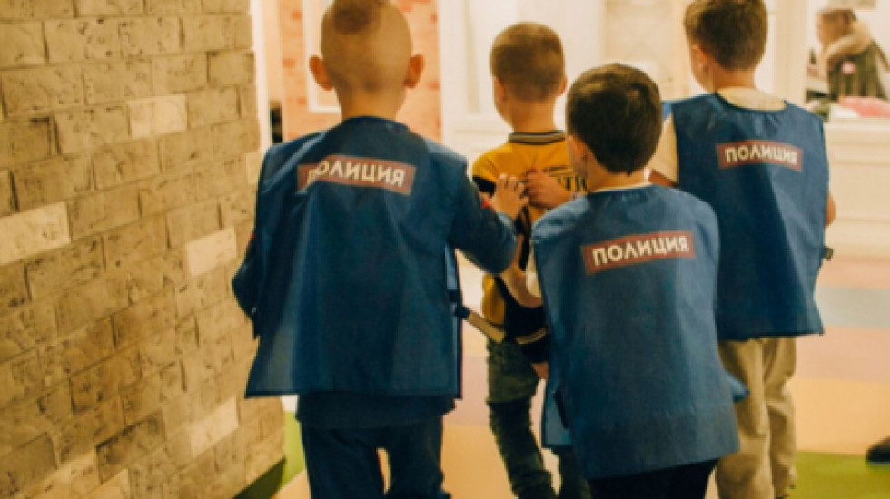 Профподготовка к тюрьме. Блюстителей порядка накажут за фото детей в арестантской робе