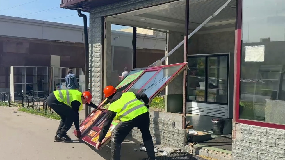 В Купчино чиновники уничтожили кафе, работавшее под видом магазина