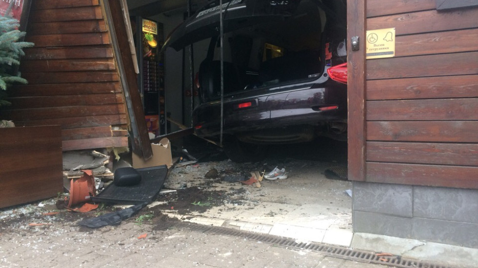 В Репино Infiniti рывком с парковки смял пешеходов и влетел в магазин