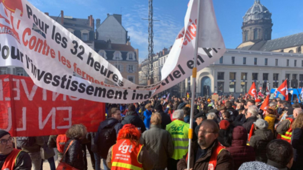 Французы бастуют против Макрона и пенсионной реформы — фото, видео