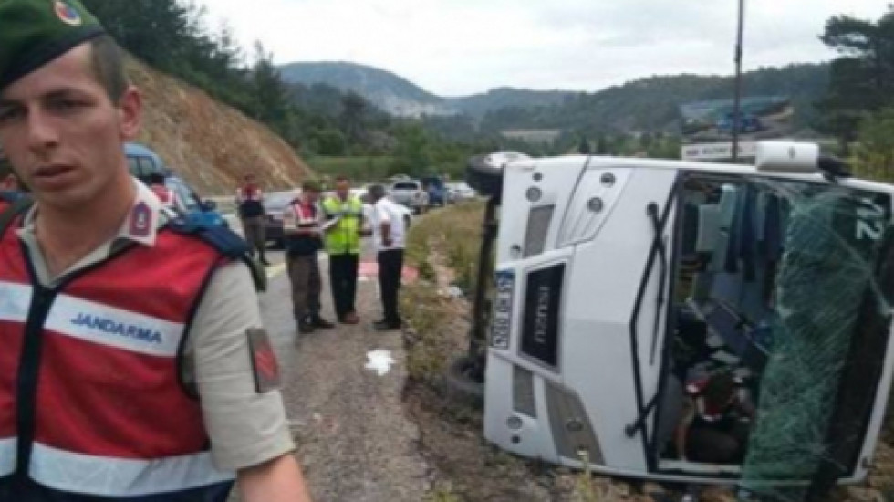 Шесть россиян в тяжелом состоянии после падения автобуса в ущелье в Турции