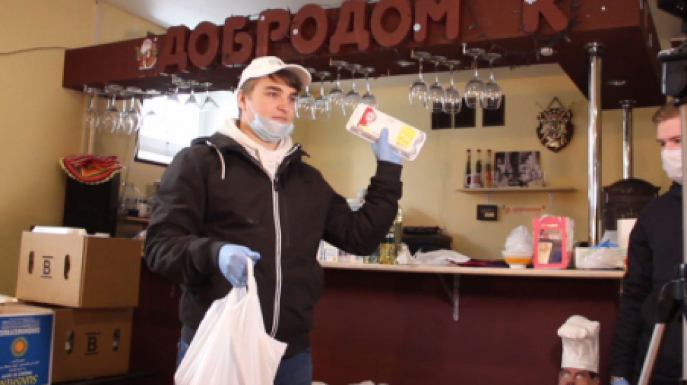 Добровольцы везут продукты пожилым одиноким петербуржцам: видео