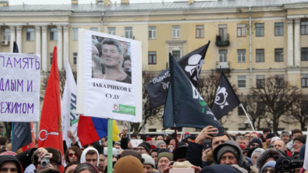 106 муниципальных депутатов Петербурга требуют согласовать марш Немцова