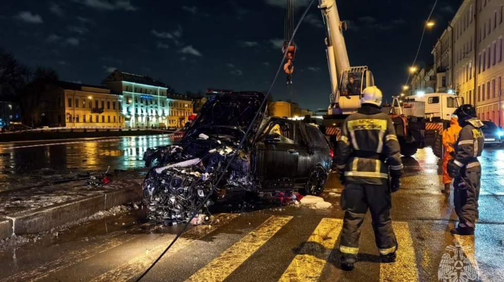 Range Rover и Mercedes улетели в воду в Петербурге