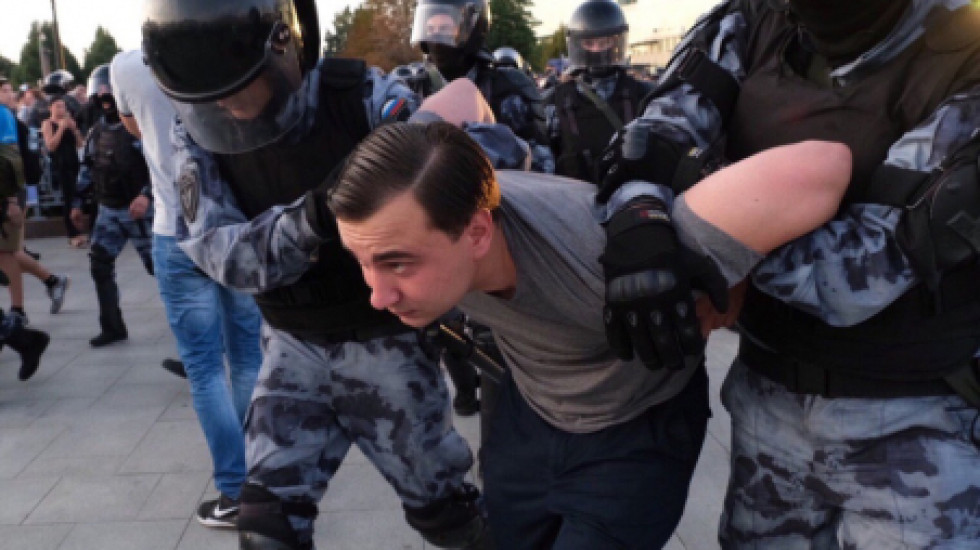 Росгвардейцы проголосовали дубинками