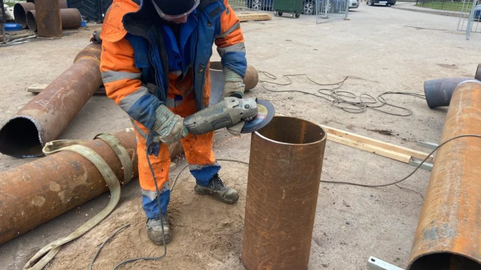 Жителей Кингисеппа из-за лопнувшей трубы снабжают водовозки