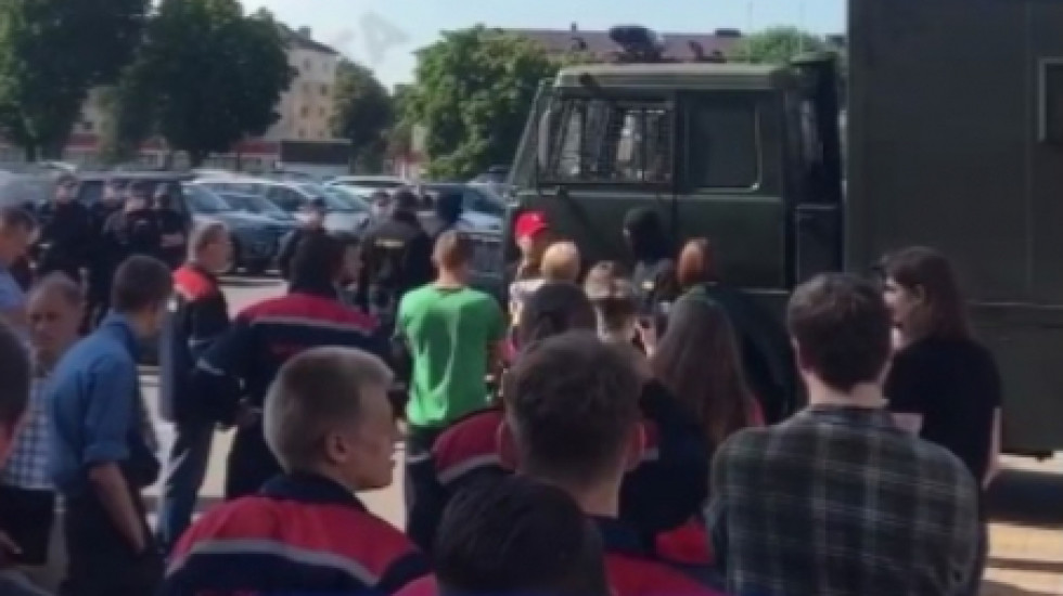 В Минске ОМОН увез в автозаке Дылевского и Ковалькову
