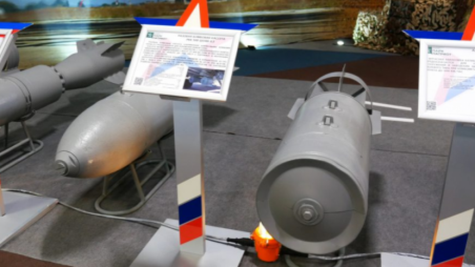 Минобороны показало на выставке о Сирии бомбы, использование которых отрицало