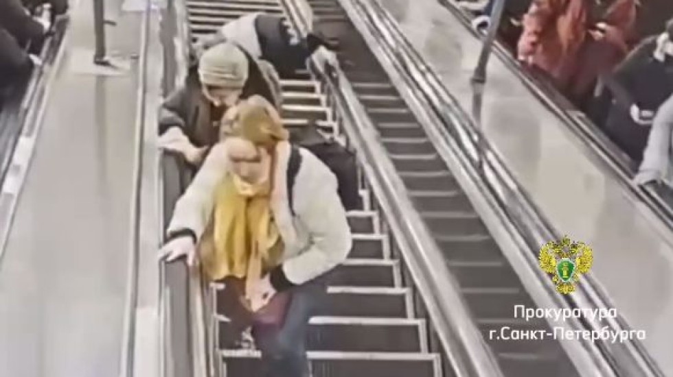На эскалаторе «Василеостровской» упали пассажиры: видео