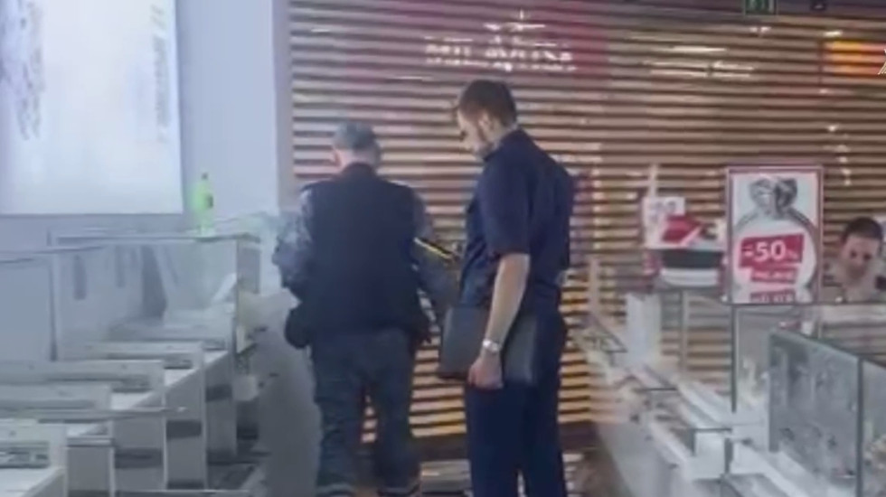 Витрина упала на людей в торговом центре на Стачек: видео