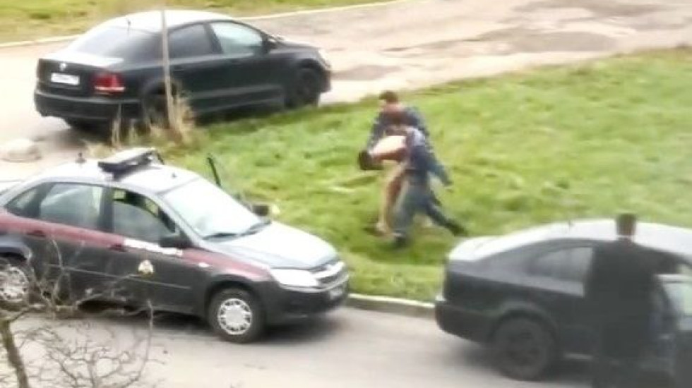 В Кировском районе голый мужчина помял капот чужой машины