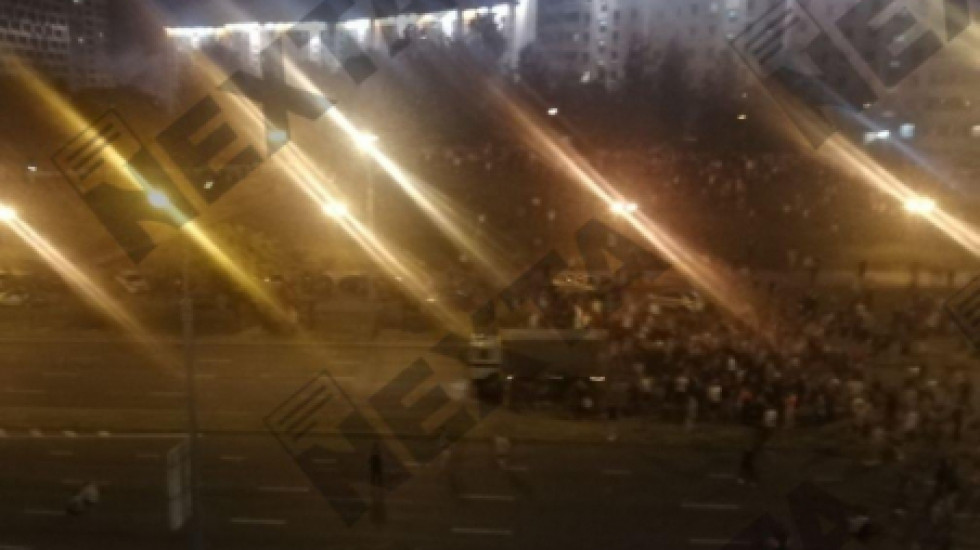 Протестующих в Минске протаранил автозак