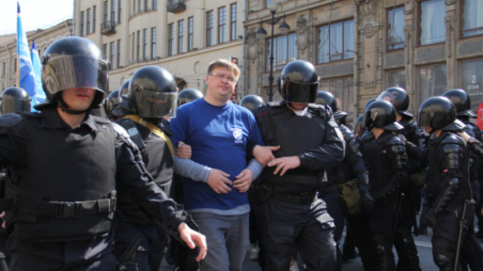 Первомайскую демонстрацию в Петербурге разогнала полиция