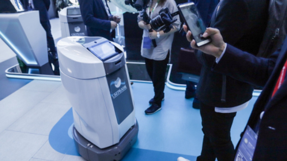Российский робот-посыльный на ПМЭФ отстает от итальянского на 9 лет