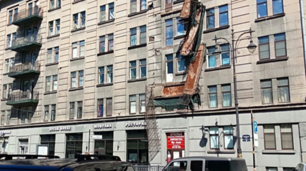 С дома в центре Петербурга рухнули балконы: фото