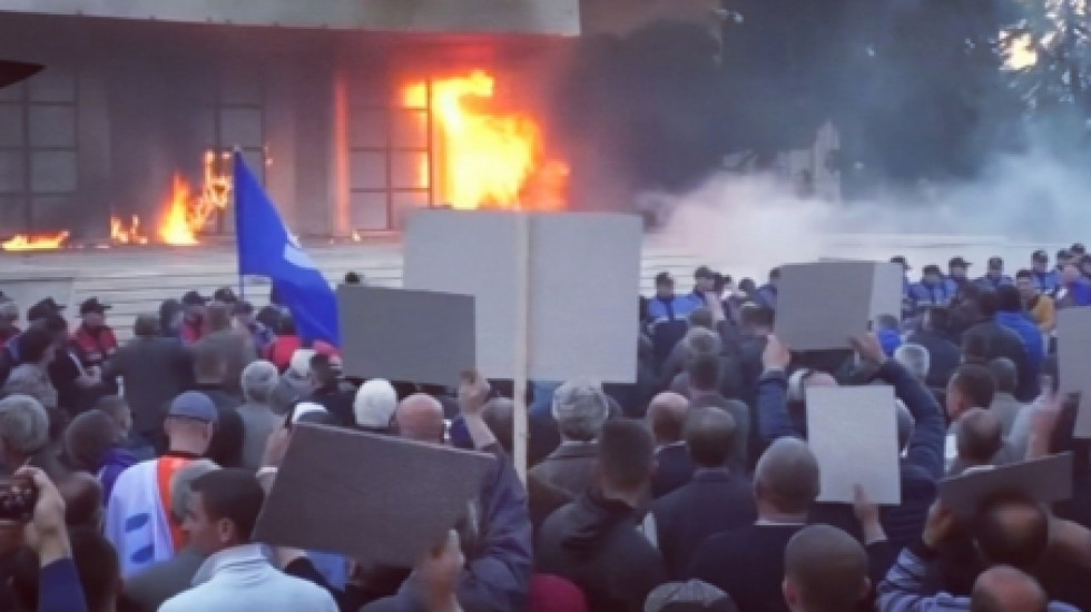 В Албании протестующие взяли в осаду офис премьера-министра страны