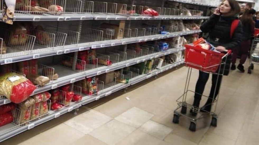 Удар продуктовой тележки по машине обошелся в 100 тысяч рублей