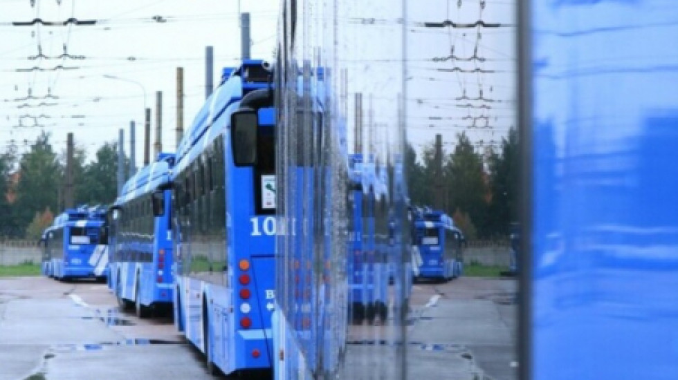 В Петербурге школьник получил тяжелые травмы после падения с троллейбуса