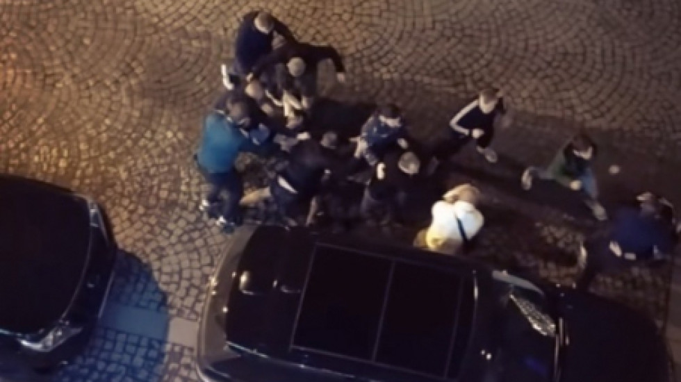 Драка фанатов «Зенита» и ЦСКА возле Казанского собора попала на видео