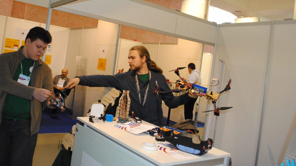 Студентка предложила бомбить борщевик жуком-долгоносиком