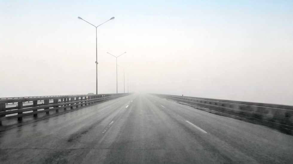 Водителей предупредили о густом тумане на петербургской дамбе