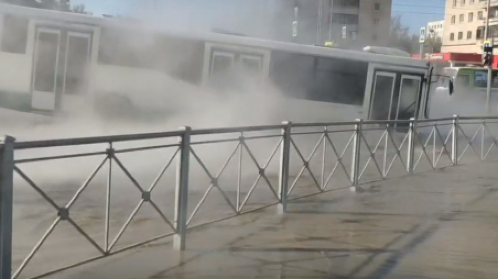 В Петербурге автобус с пассажирами провалился в размыв с горячей водой