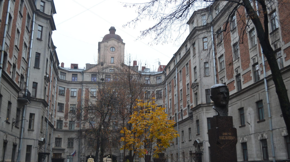 На порче петербургских стен объявлениями попались за год 100 человек